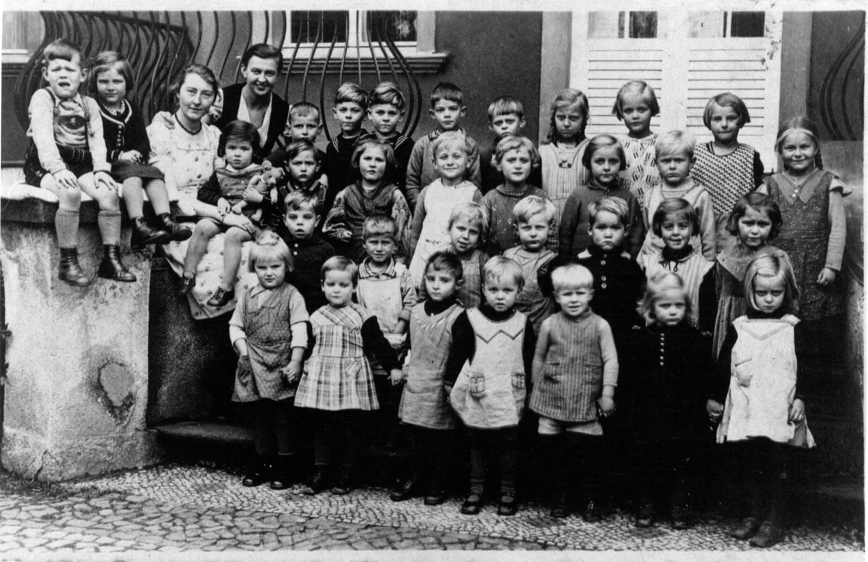 Historische Aufnahme: Kinder vor dem Haus