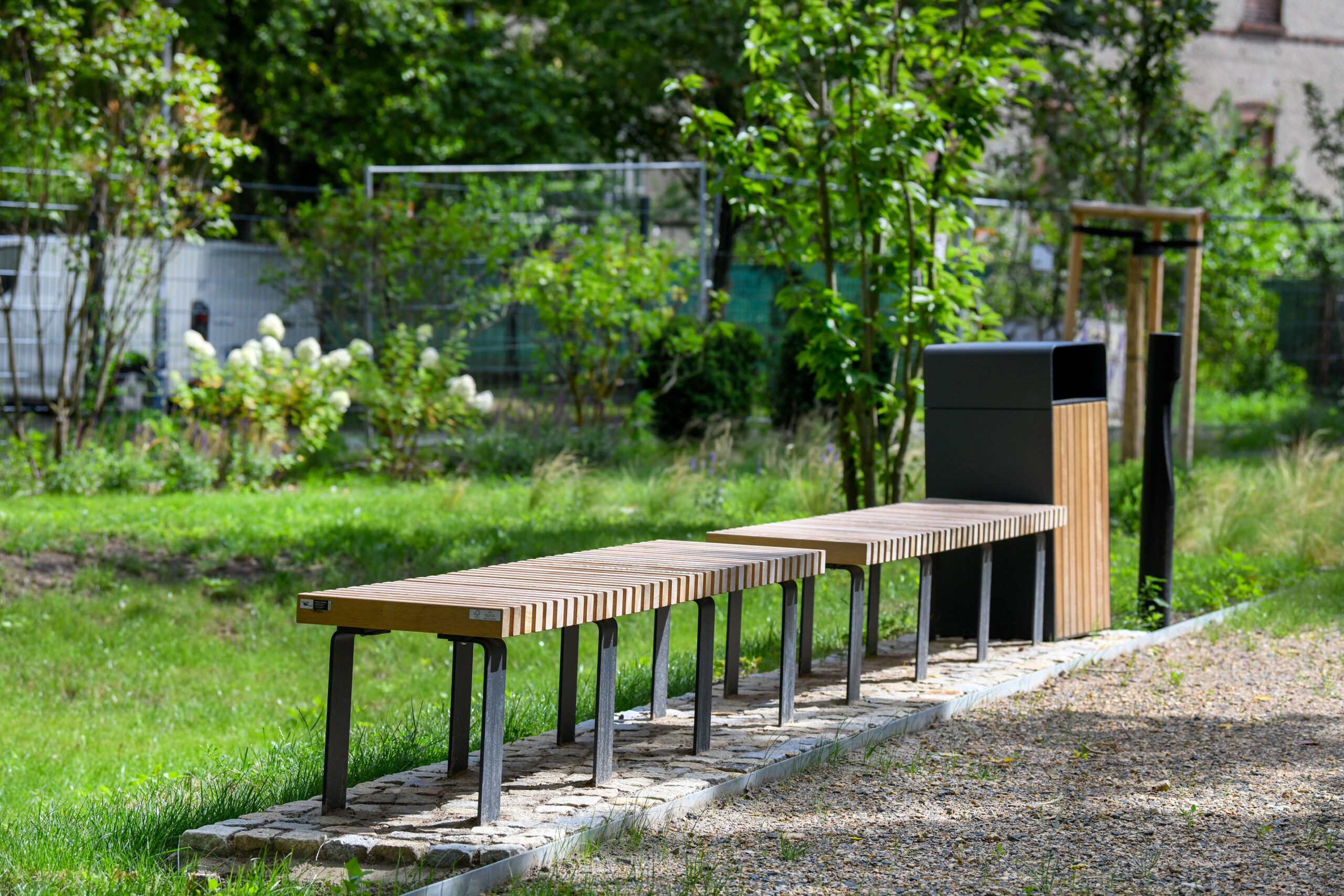 Garten mit Bank