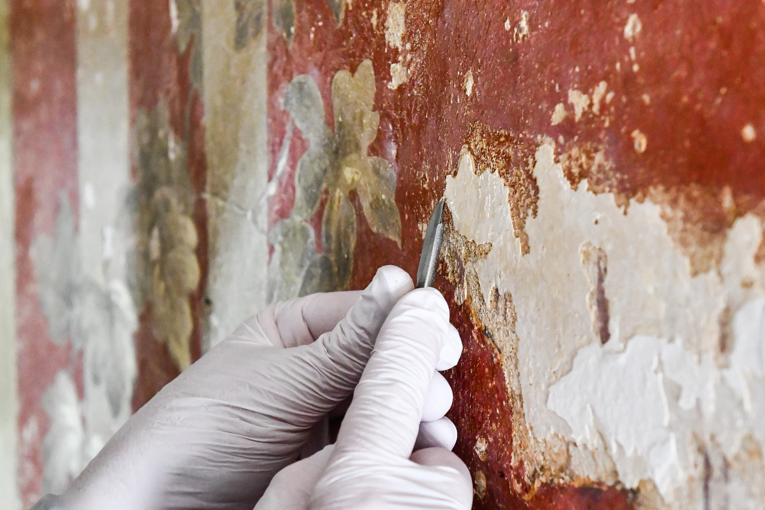Nahaufnahme der Restauration der Wandmalereien im Erdgeschoss