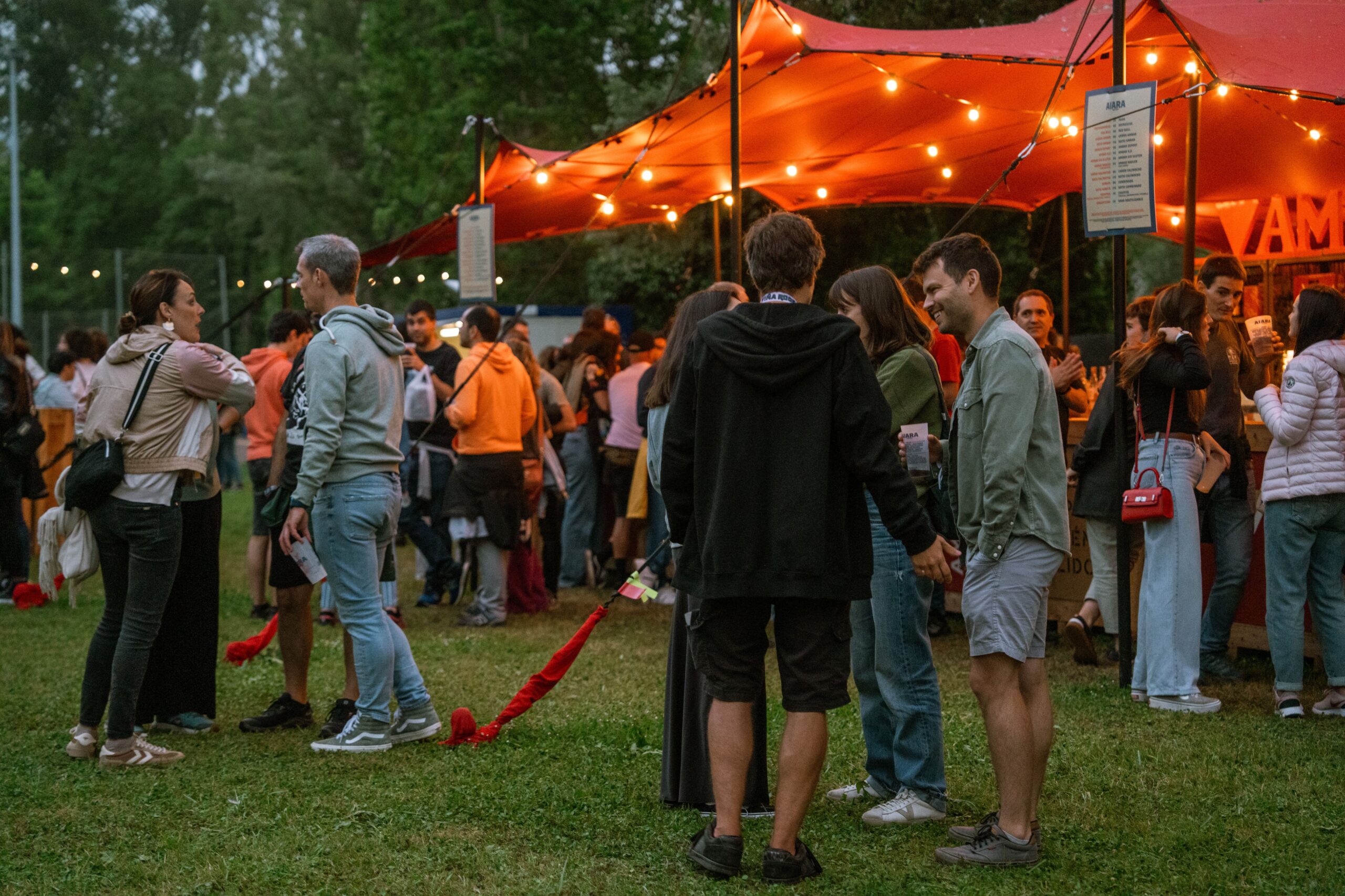 Foto eines Fests im Garten