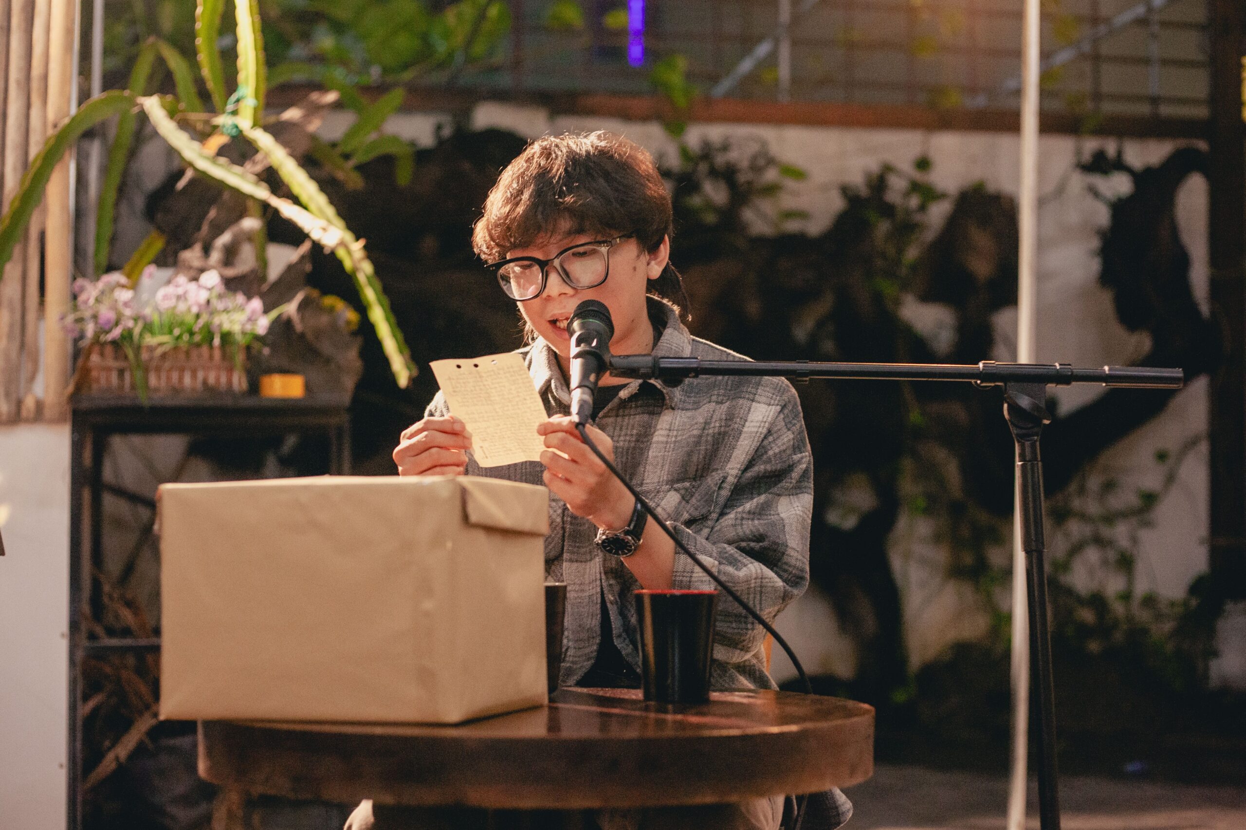 Poetry-Slammerin auf der Bühne
